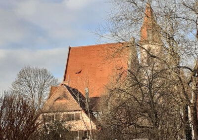 Blick vom Hartmannshof auf die Kirche