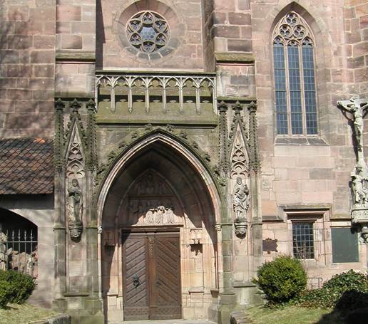KIRCHENPORTAL NACH DER RENOVIERUNG