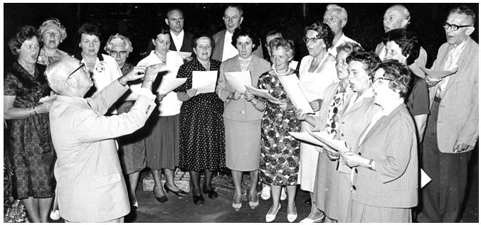 Gesangsabteilung mit dem Chorleiter Beuschel