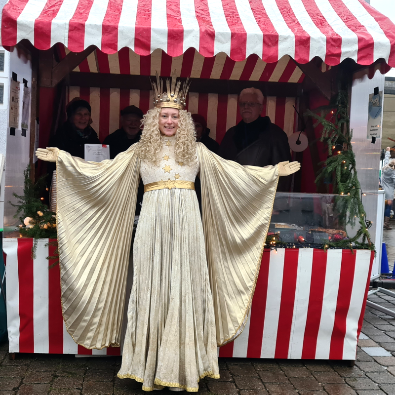Unser Weihnachtsmarkt wird vom Christkind besucht Unser Weihnachtsmarkt wird vom Christkind besucht